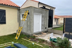 Arrière du garage en béton avant enduit